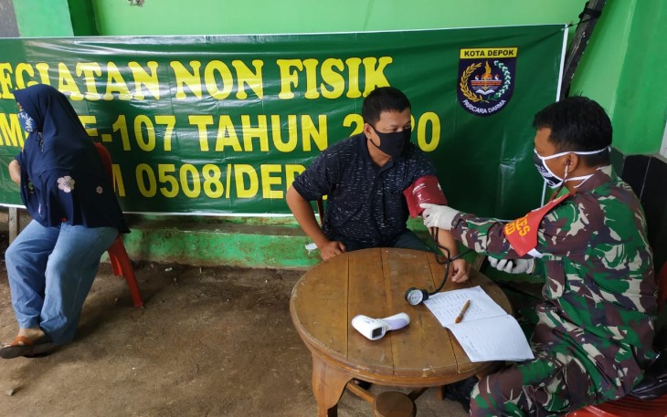 Satgas TMMD ke 107 Periksa Kesehatan Warga