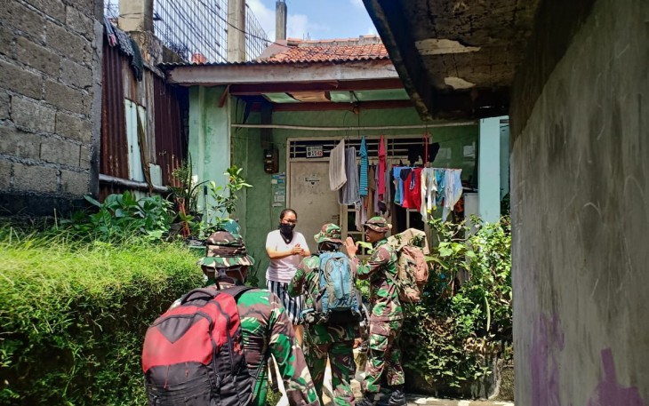 Warga dan Personel Satgas Saling Memuji