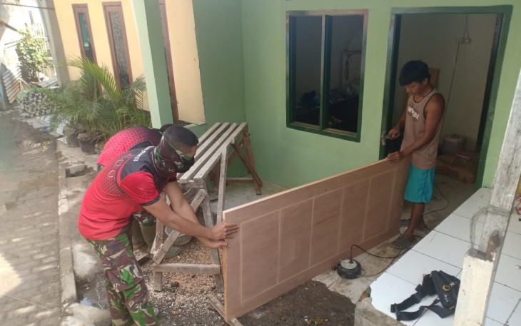 Satgas TMMD 107 Kodim 0508/Depok Mulai Pasang Pintu dan Jendela Rumah Alamsyah