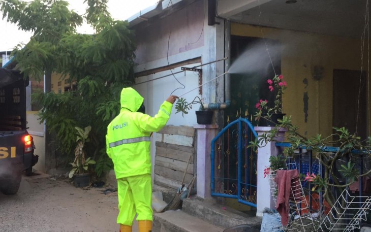 Salah satu rumah warga di Semprot menggunakan cairan disinfektan oleh Polda kepri