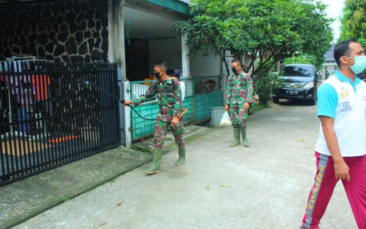 Area Komplek Nuasa Telaga Disemprot Disinfektan oleh Satgas TMMD ke 107