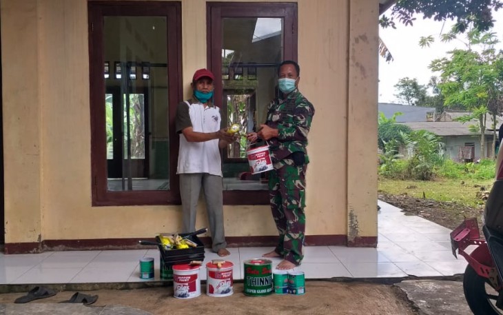Satgas TMMD 107 Kodim 0508/Depok Serahkan Bantuan Cat untuk Mushola Al Mahri