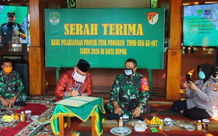 penandatanganan berita acara dan serah terima sasaran fisik dari Dansatgas TMMD 107 Kodim 0508/Depok Kolonel Inf Agus Isrok Mikroj kepada Wali Kota Depok Mohammad Idris