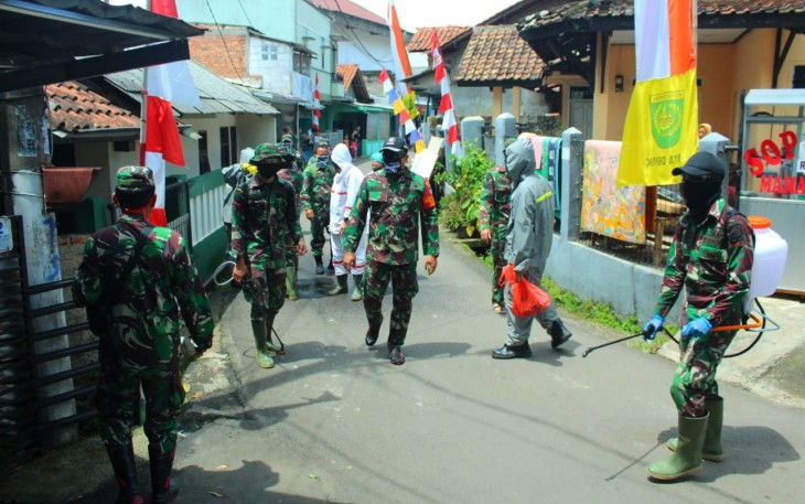 Dansatgas TMMD 107 Kodim 0508/Depok Pimpin Sosialisasi dan Penyemprotan Cegah Covid-19