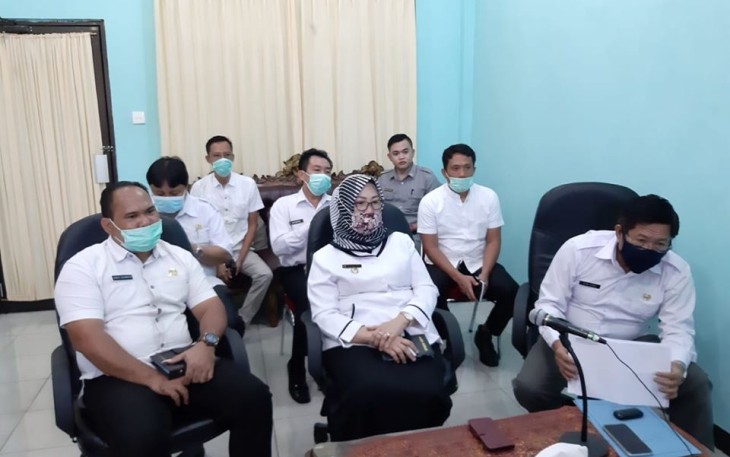 Wakil Bupati Kaur Hj Yulis Suti Sutri SKM Mendengarkan Arahan Dari Kepala LKPP RI dan Ketua BPK RI Melalui Vidio Conference 