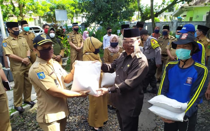 Bupati Rejang Lebong Ahmad Hijazi Salurkan Bantuan Beras Kepada Masyarakat Yang Memiliki Riwayat Perjalanan Dari Zona Merah Atau Status Notifikasi Corona