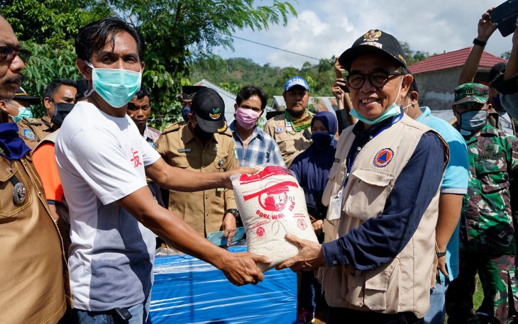 Bupati Kepahiang Hidayattullah Sjahid Beri Bantuan Pada Warga Terdampak Banjir di Desa Air Pesi