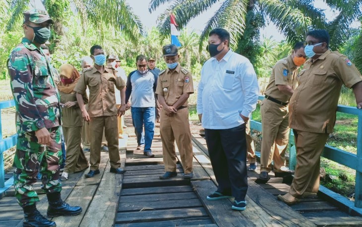 Dandim 0428/Mukomuko Letkol Inf Y M Teguh Edy Pamungkas Saat Meninjau Hasil TMMD 107 Dengan Bupati Mukomuko Choirul Huda