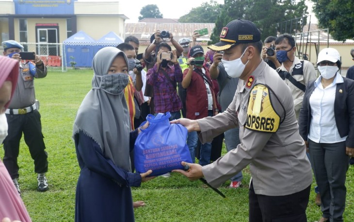 Kapolres Bengkulu Utara AKBP Anton Setyo Hartanto SH SIk Bagikan Sembako Untuk Warga 