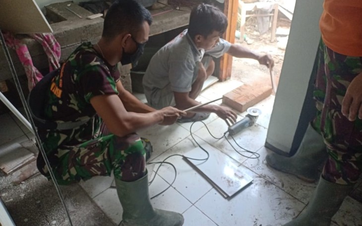 Satgas TMMD 107 Kodim 0508/Depok Kebut Pengerjaan Rumah Alamsyah