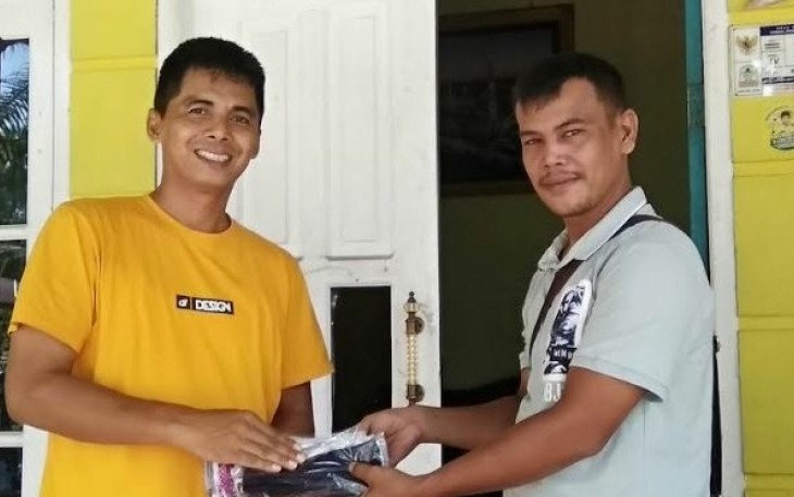Surianto anggota DPRK Aceh Singkil (kanan) menyerahkan masker secara simbolis kepada perwakilan wartawan setempat.