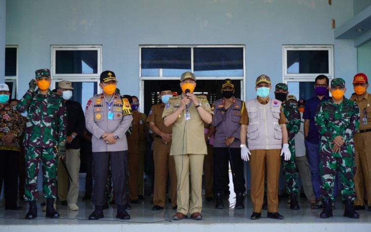 Gubernur Rohidin saat menyampaikan arahan sekaligus distribusi bantuan sosial berupa beras untuk masyarakat terdampak Covid-19 di kantor Bupati Seluma