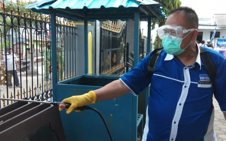 Anggota Komisi B DPRD Jawa Timur Dr Agung Mulyono mempimpin penyemprotan disinfektan di rumah warga dan tempat ibadah di desa Tambong