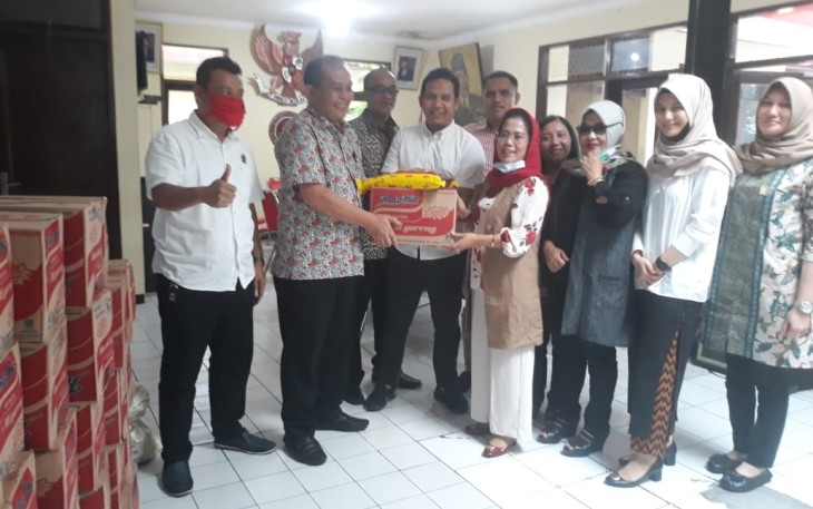 Ketua F-PDIP DPRD Jatim Beri Bantuan ke Warga Terdampak Covid-19
