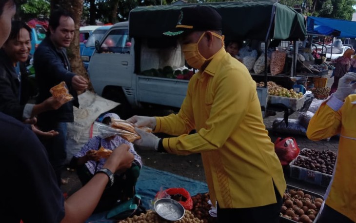 Ketua DPD II Partai Golkar Lampung Barat Ismun Zani SIP Bagikan Masker Pada Masyarakat 