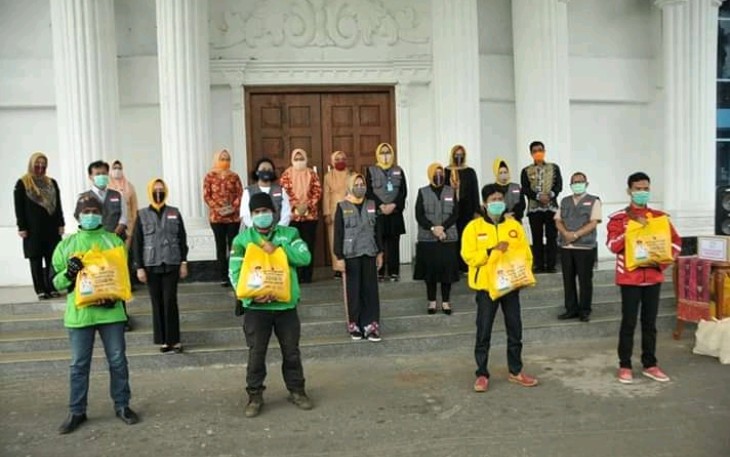 Riana Sari Arinal Serahkan Bantuan