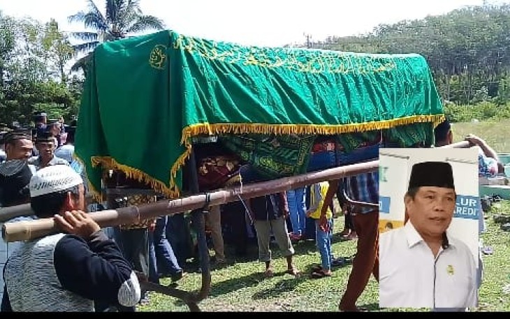 Jenazah almarhum Sulaiman Rasyid saat akan dimakamkan