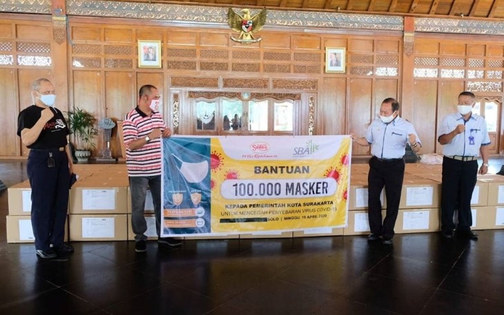 Penyerahan bantuan 100 ribu masker dari PT Sritex kepada pihak Pemkot Solo. (Foto Istimewa)