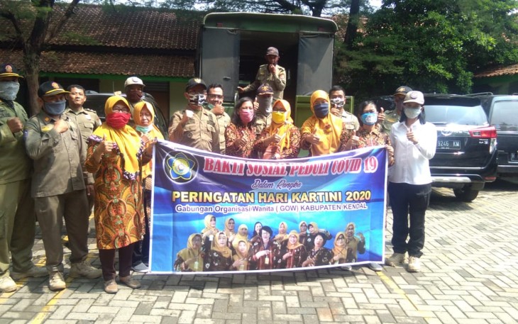 GOW Kendal Peringati Hari Kartini Adakan Baksos Bagi Bagi Sembako dan Masker