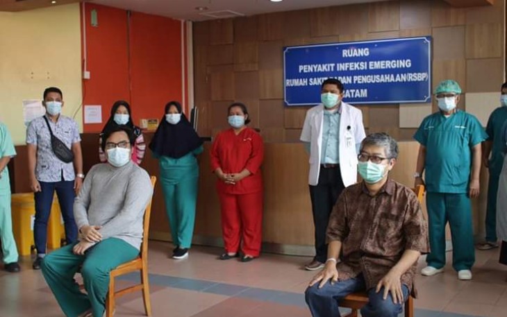 Dua pasien positif Covid-19 (duduk dikursi) yang dinyatakan sembuh oleh RSBP Batam