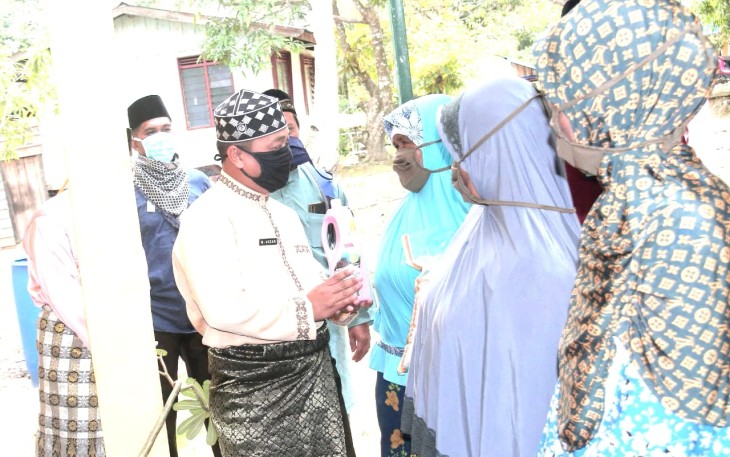 Wakil Bupati Lingga Bagikan Paket Sembako di Desa Tanjur Biru dan Desa Suak Buaya