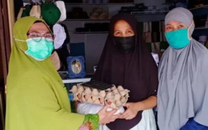 Muslimat Nahdlatul Ulama Aceh Singkil saat menyerahkan bantuan sembako kepada warga.