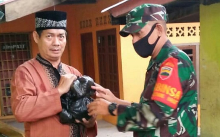 Koramil 01/Tanjungpinang Bagikan 500 Bungkus Nasi Kepada Warga