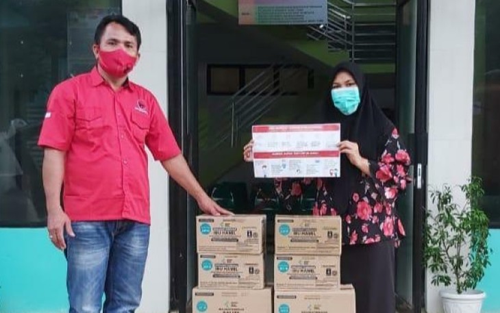 Anggota DPRK Aceh Singkil dari Partai PDI P menyerahkan asupan makanan tambahan kepada pihak UPTD Puskesmas Danau Paris.