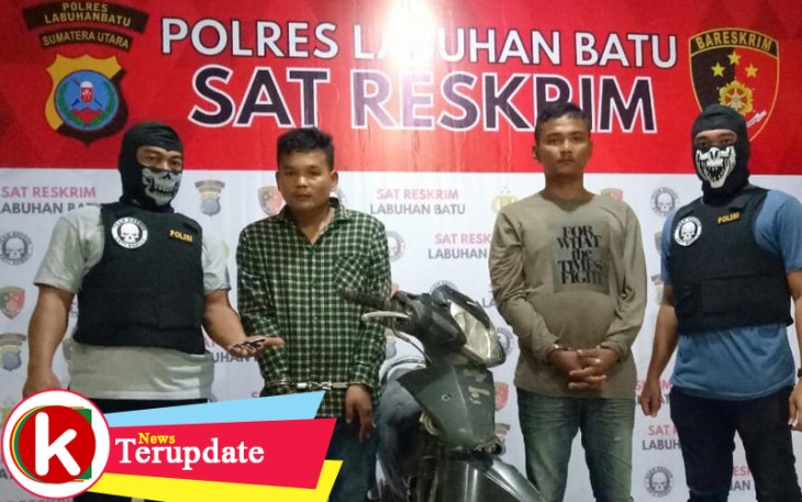 Kedua tersangka (tengah) saat diamankan beserta barang bukti
