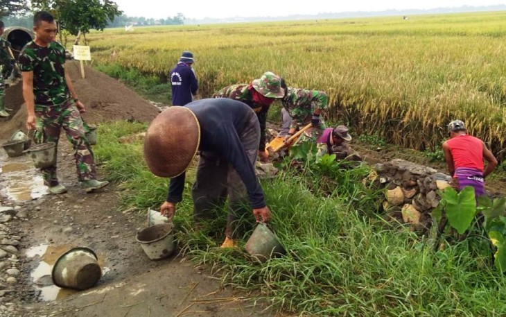 Satgas dan Warga Kebut Pembangunan Talud TMMD