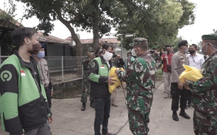 Komandan Kodim 0736/Batang Letkol Kav Henry RJ Napitupulu  Kombes Pol Budi Yuwono Bagikan Sembako 