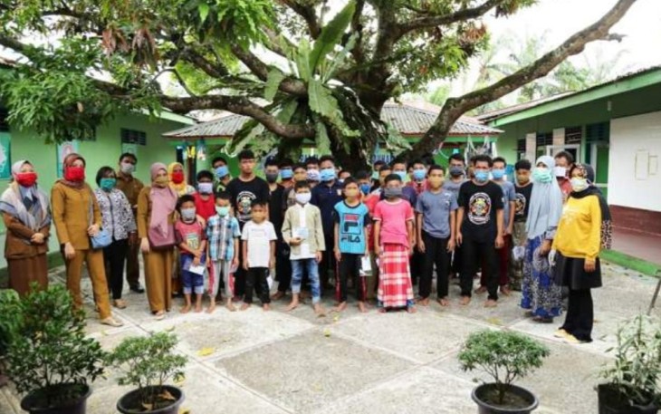 Diskominfo Labuhanbatu Bagikan Masker dan Bantuan Sembako