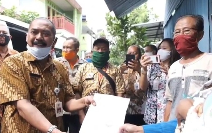 Walikota Solo FX Hadi Rudyatmo saat mengantar kepulangan pemudik di Kelurahan Banyuanyar Kecamatan Banjarsari usai menjalani 14 hari masa karantina.