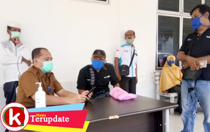 Bupati Ir Zahir MAP saat menghubungi Sarkowi Hamid di hadapan wartawan