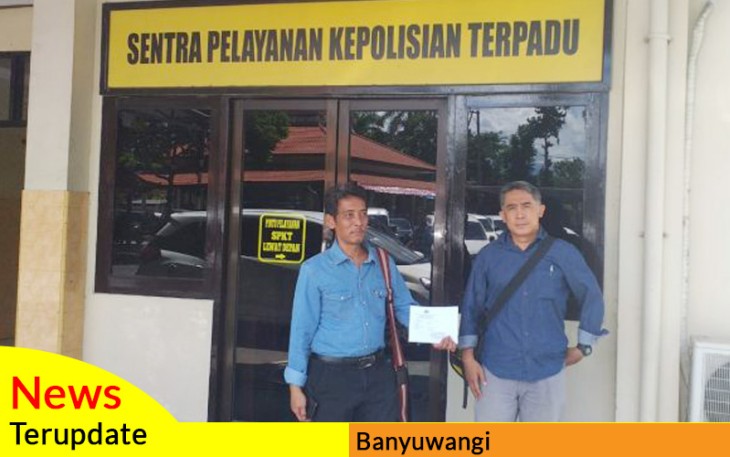 Ardian (kiri) didampingi Andi Purnama didepan ruang Pidsus Polresta Banyuwangi