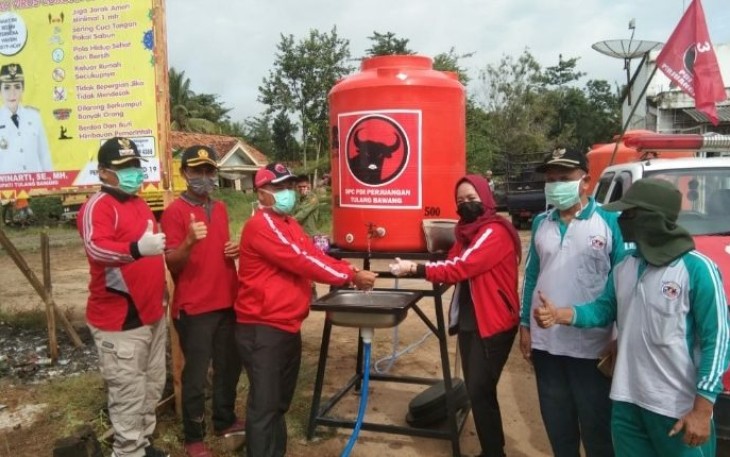 DPC PDI-P Tulang Bawang Berikan 2 Unit Tower Destabel di 2 Kampung
