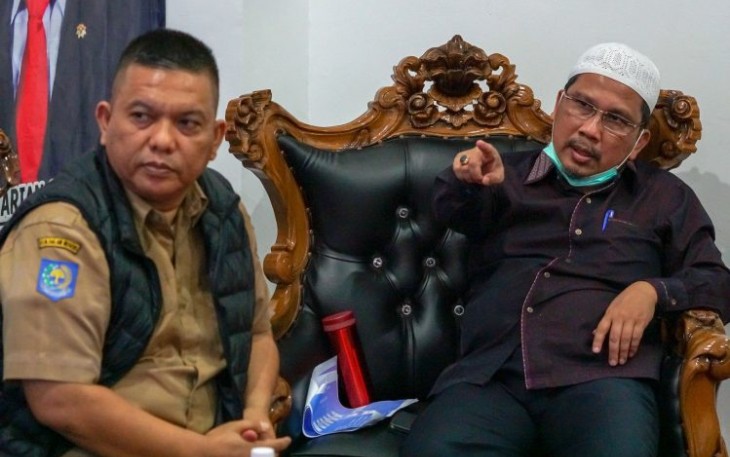 Kepala Dinas Sosial Provinsi Kepri Doli Boniara S saat diskusi bersama Sekdaprov Kepri