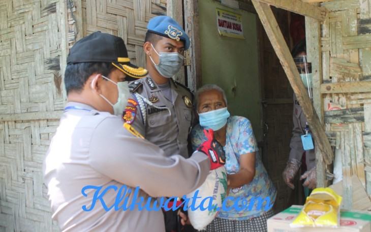 Kapolres Batu Bara AKBP Ikhwan Lubis SH MH saat memberikan sembako ke warga