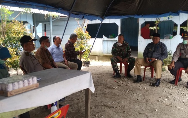 Bupati Aceh Singkil Dulmusrid saat mengunjungi posko didaerah perbatasan setempat.
