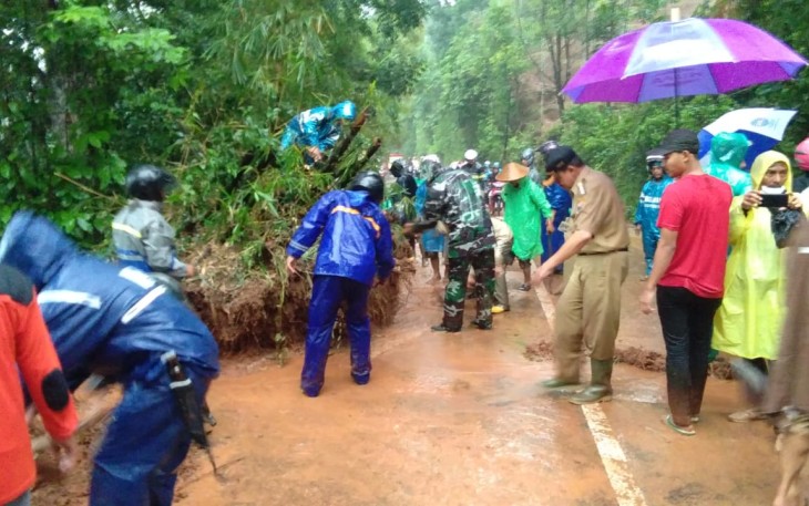 Danramil 04/Bawang Pimpin Karya Bakti Tanah Longsor