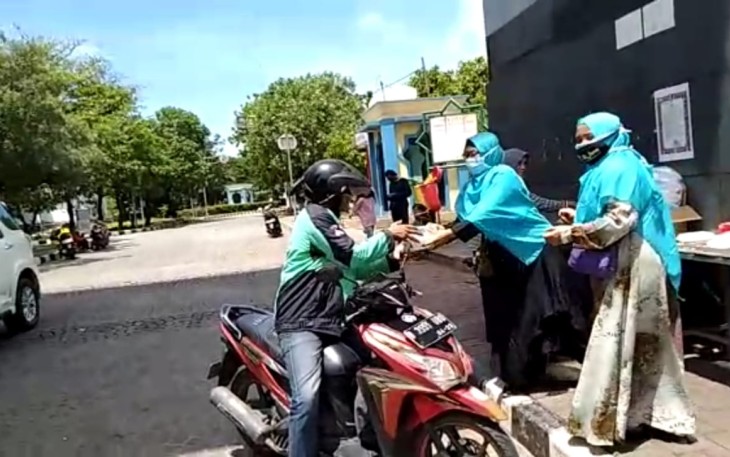 Si Jum JIC Bagikan 250 Box Makan Siang Gratis Untuk OJOL