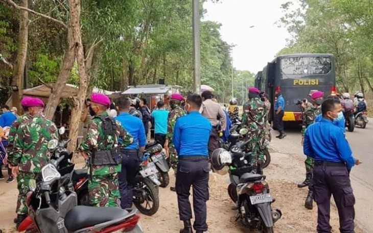 Ditpam BP Batam beserta tim Gugus Tugas Pencegahan Penyebaran Covid-19 Kota Batam TNI-Polri saat mendatangi salah satu tempat keramaian