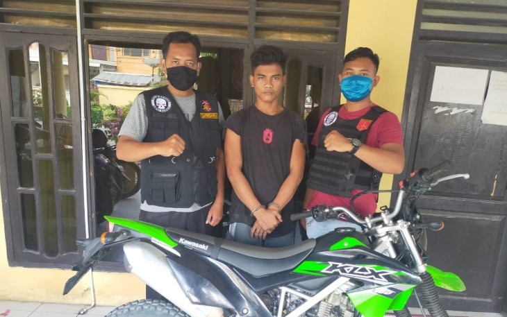 Tersangka (tengah) saat diamankan
