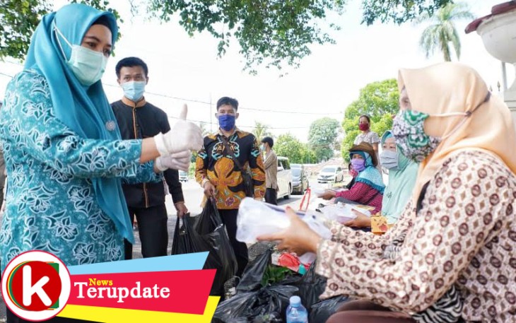  Ibu Derta Rohidin Salurkan Makanan