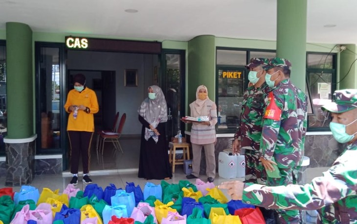 Dandim 0505/JT Dampingi Pengurus Pusat Dharma Pertiwi Berikan Bantuan Paket Sembako