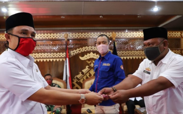 Bupati Lambar Bagikan 200 Ribu Masker ke Masyarakat