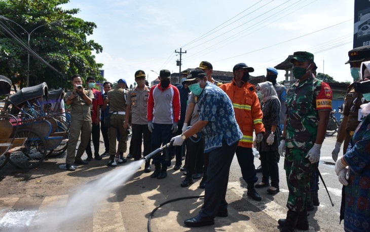 Polres Pekalongan Bersama Forkompimda Lakukan Penyemprotan Disinfektan di Tempat Umum