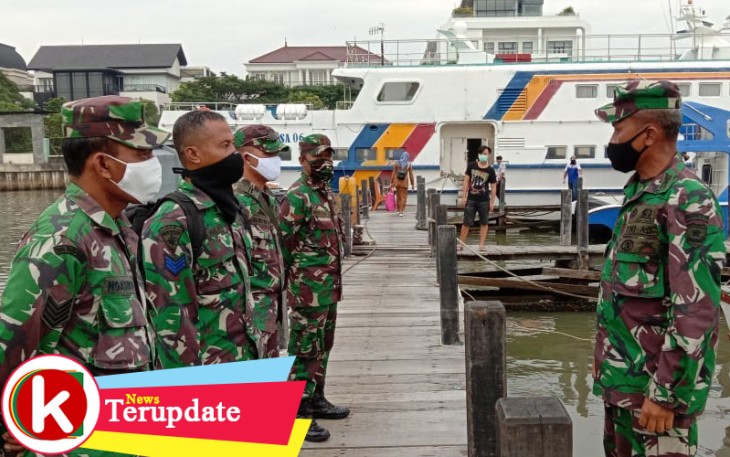 Babinsa Kawal Lintas Ganti Tim Medis Kepulauan Seribu
