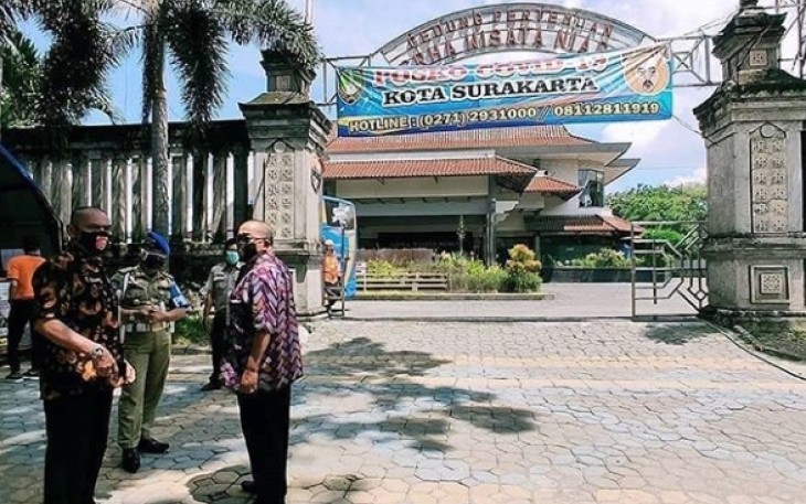 Wali Kota Solo FX Hadi Rudyatmo saat meninjau Posko Covid-19 di gedung Graha Wisata Niaga. (Foto : Istimewa)
