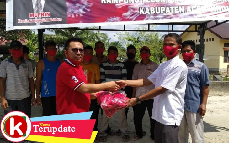 Anggota Dewan Aceh Singkil Taufik menyerahkan bantuan masker kepada Kades Teluk Ambun Mufrin di Posko Desa setempat Kecamatan Singkil.